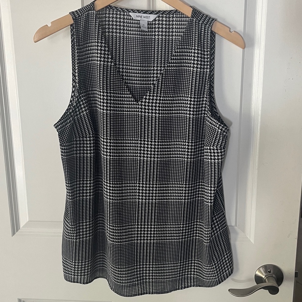 Nine West Black, White Houndstooth Sleeveless VNeck Blouse Sz Medium